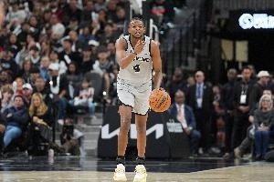 福克斯:雷霆三分命中率高是因我们防守到位率低 投篮干扰也不足